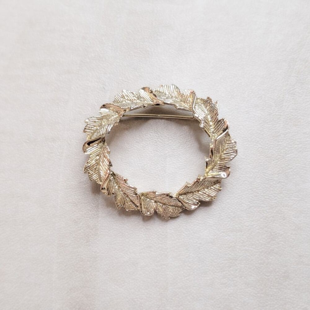 Vintage Gerry's Gold Tone Round Leaf Wreath Brooch / Pin / Scarf Clip - 1.5"